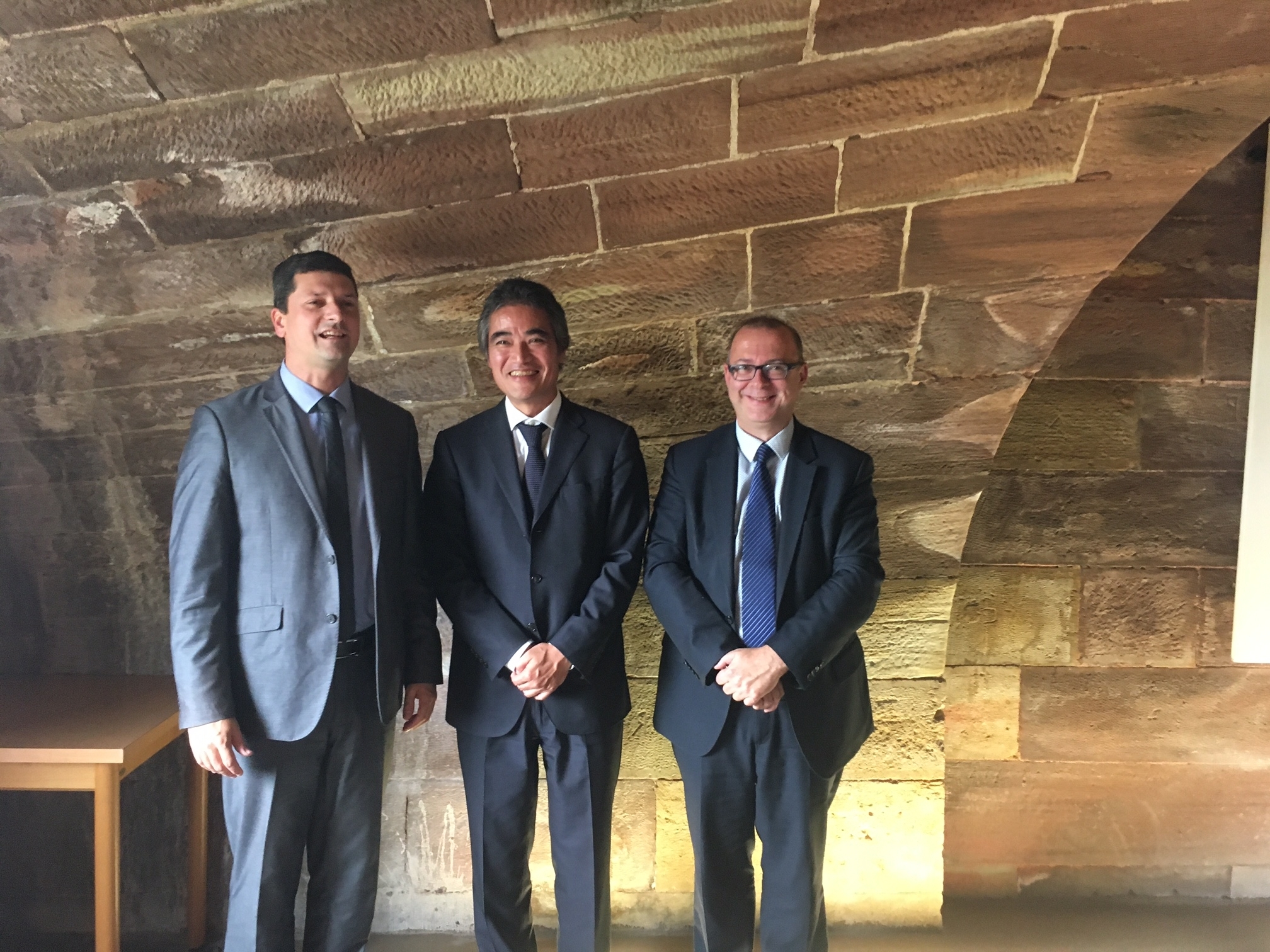 Le Consul Général Shimizu, en compagnie du Président du Conseil Départemental du Territoire de Belfort et du Député-Maire de la ville de Belfort.